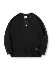 両畦編みとヘンリーネックが特徴のニットセーター。