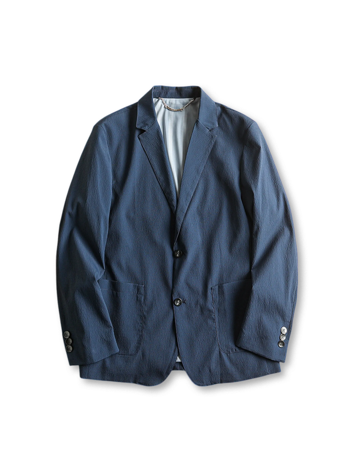 水波紋テクスチャー素材とストレッチ性を備えた軽量スリムビジネスジャケット。イージーケア仕様。