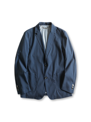 水波紋テクスチャー素材とストレッチ性を備えた軽量スリムビジネスジャケット。イージーケア仕様。