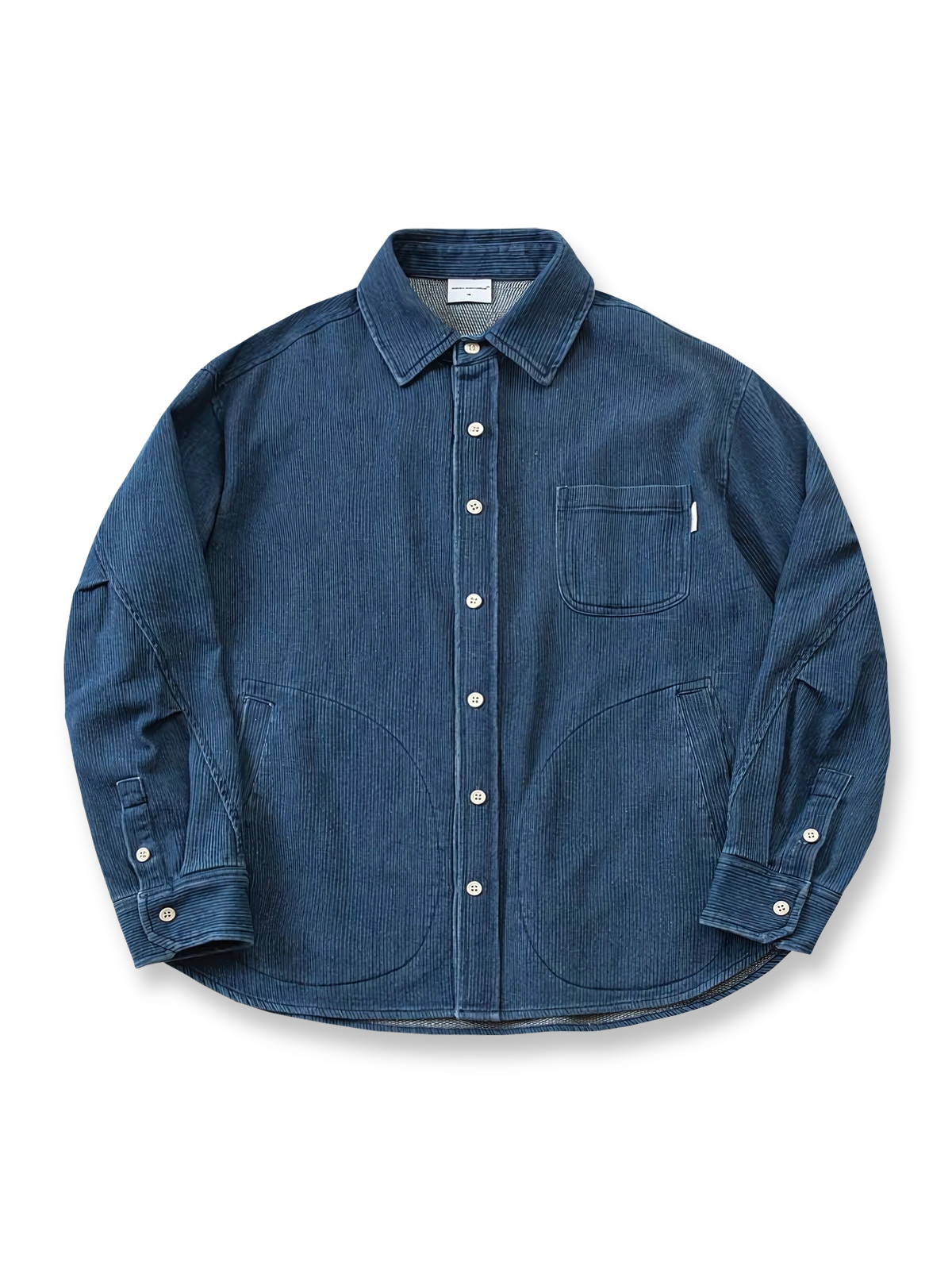 クラシックなオープンカラーとラウンドポケットが特徴のヴィンテージ風デニムシャツ。実用的で快適なルーズフィットシルエット。