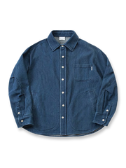 クラシックなオープンカラーとラウンドポケットが特徴のヴィンテージ風デニムシャツ。実用的で快適なルーズフィットシルエット。