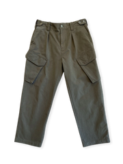 1990年代ロイヤルネイビー着想の270gコットンナイロン高密度ツイル使用コンバットカーゴパンツ。ストーンウォッシュ加工付き。