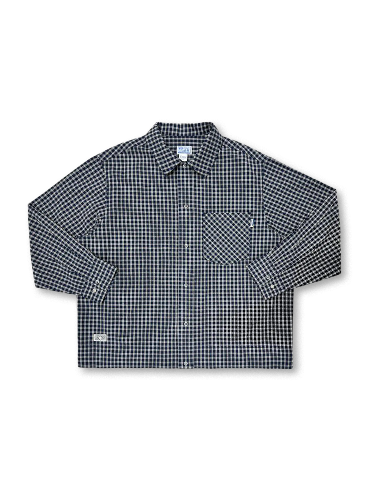 かすれ感とボクシーシルエットが特徴の薄手混紡チェックシャツ。ディテールにこだわった春夏秋向けライトウェア。