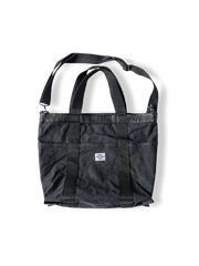 無骨なキャンバスと補強ストラップが特徴のトート兼ショルダーバッグ。