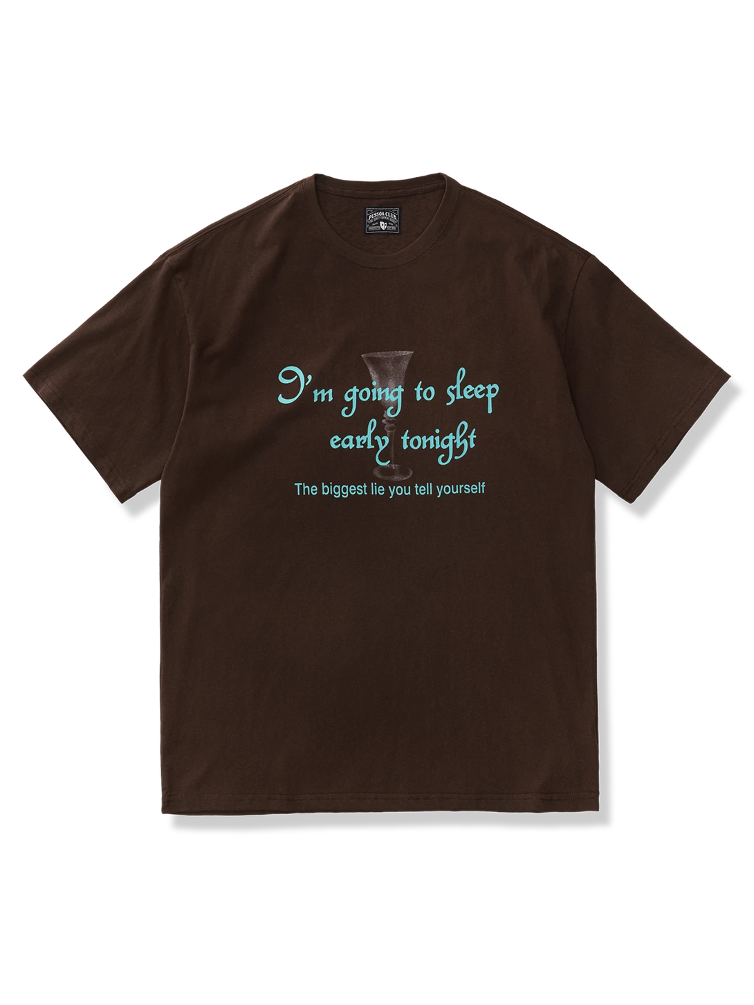 赤茶色地にワイングラスと英字をコントラストプリントした半袖Tシャツ。
