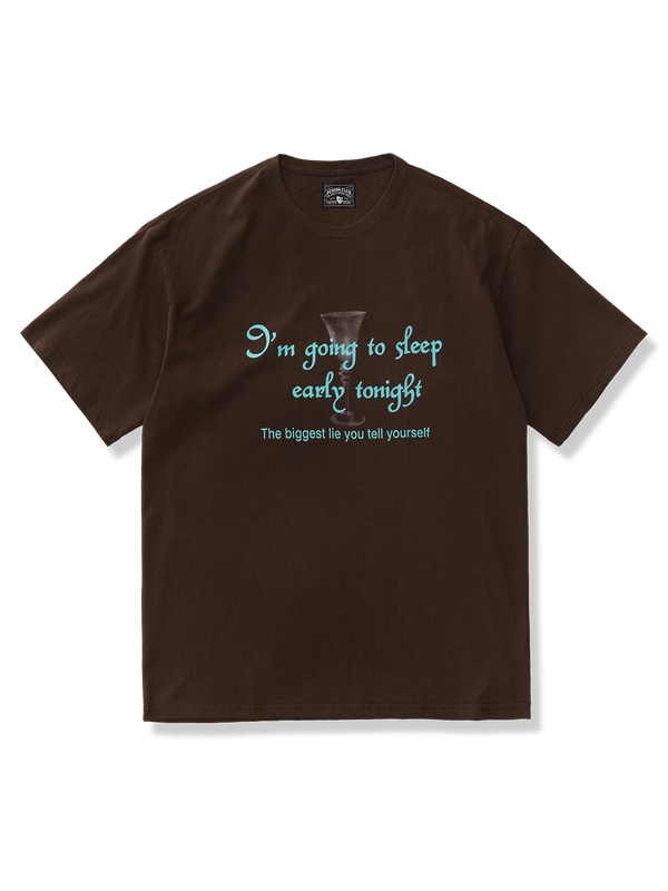赤茶色地にワイングラスと英字をコントラストプリントした半袖Tシャツ。