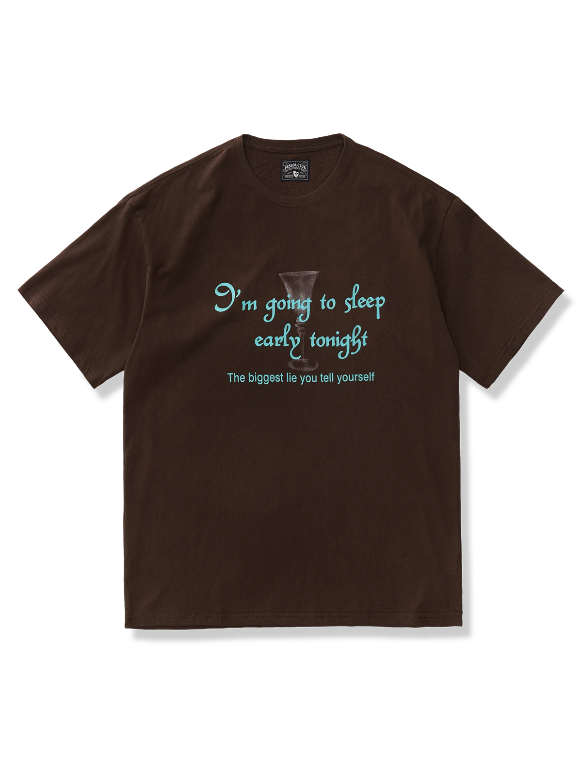 赤茶色地にワイングラスと英字をコントラストプリントした半袖Tシャツ。