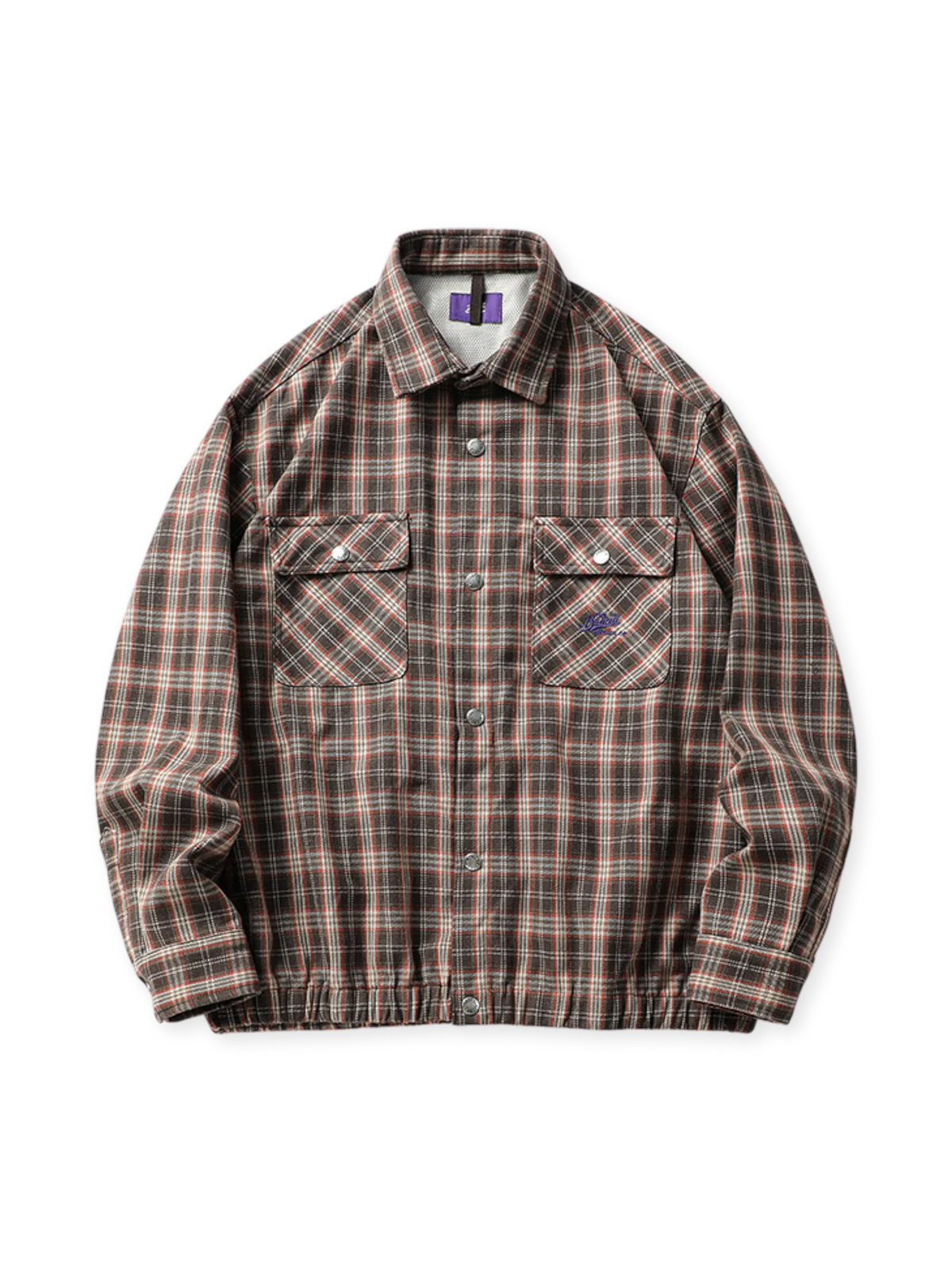 100%コットンの先染めチェック柄を使用し、ルーズシルエットとフラップポケットが特徴のリデザインジャケット。