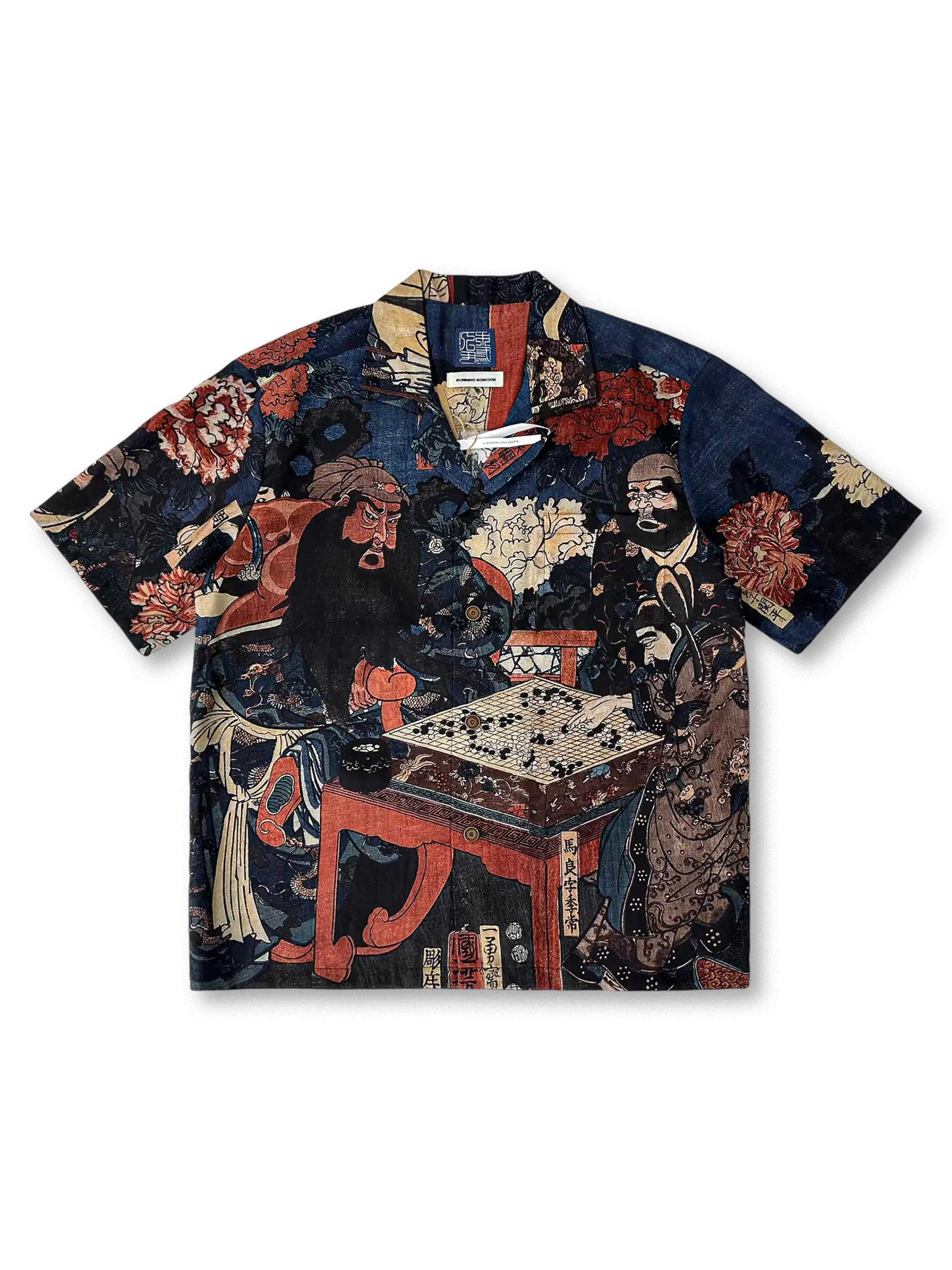 三国志の武将モチーフグラフィックが胸元と背面にあしらわれたリヨセル素材のキューバシャツ。吸湿通気性に優れ、リラックスしたドレープ感を持つカジュアル・リゾート向けデザイン。