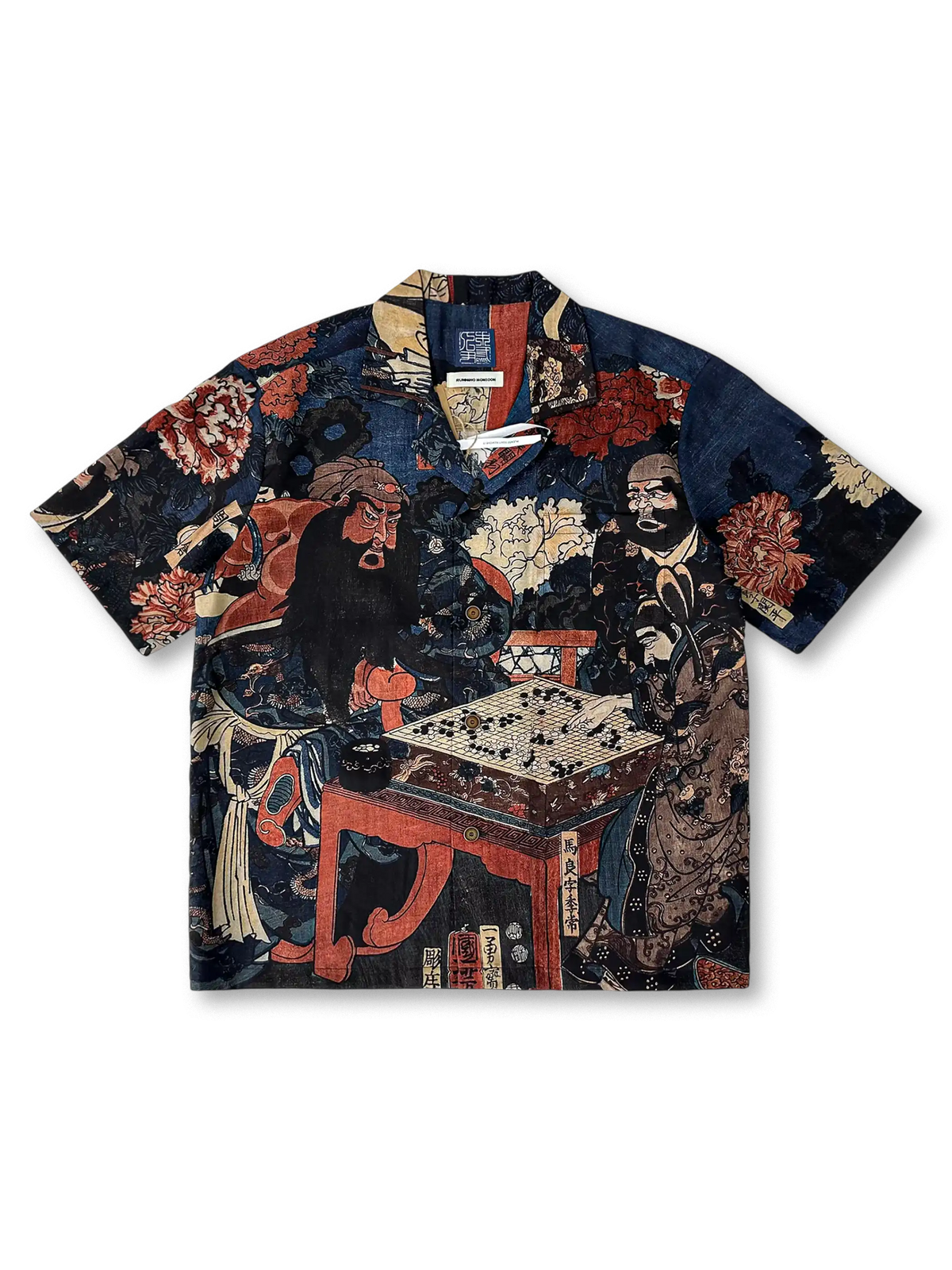 三国志の武将モチーフグラフィックが胸元と背面にあしらわれたリヨセル素材のキューバシャツ。吸湿通気性に優れ、リラックスしたドレープ感を持つカジュアル・リゾート向けデザイン。