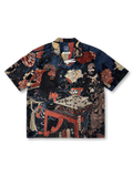 三国志の武将モチーフグラフィックが胸元と背面にあしらわれたリヨセル素材のキューバシャツ。吸湿通気性に優れ、リラックスしたドレープ感を持つカジュアル・リゾート向けデザイン。