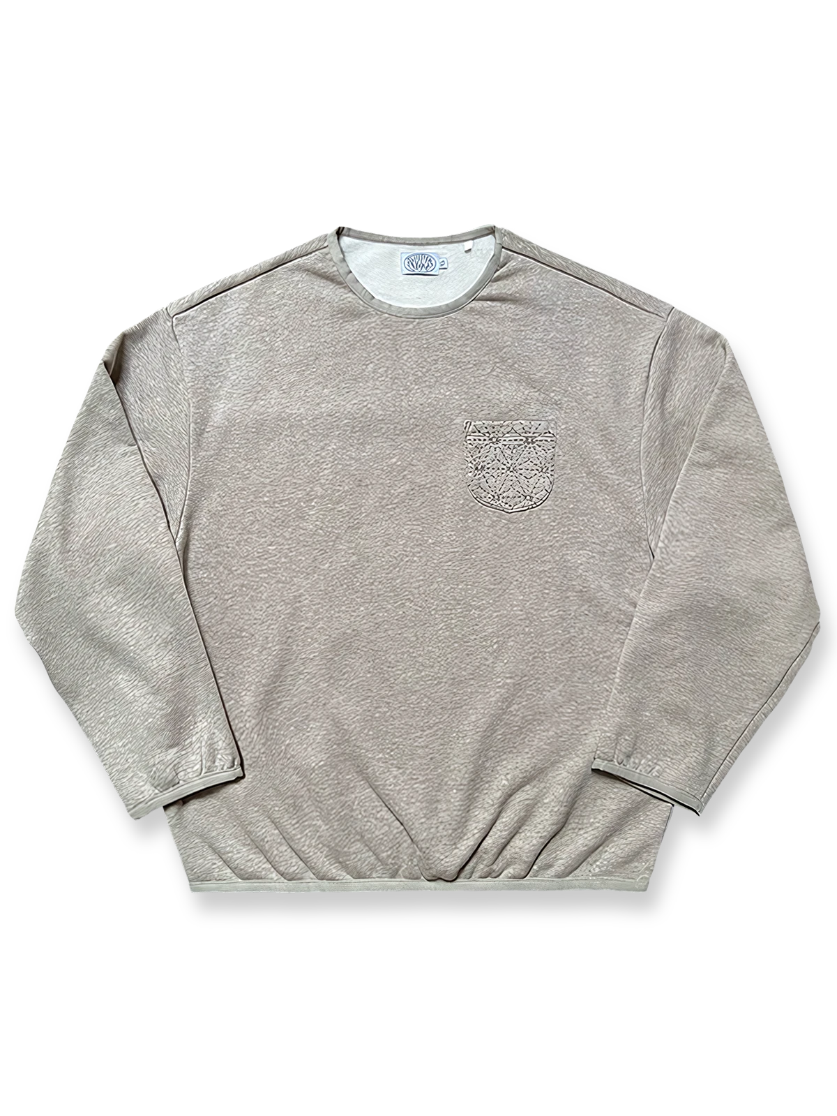 麻葉柄の刺し子刺繍ポケットとフリースライニングを備えたドロップショルダースウェット。シワになりにくい混紡素材とオートミールグレーのデザインが特徴。