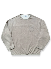 麻葉柄の刺し子刺繍ポケットとフリースライニングを備えたドロップショルダースウェット。シワになりにくい混紡素材とオートミールグレーのデザインが特徴。