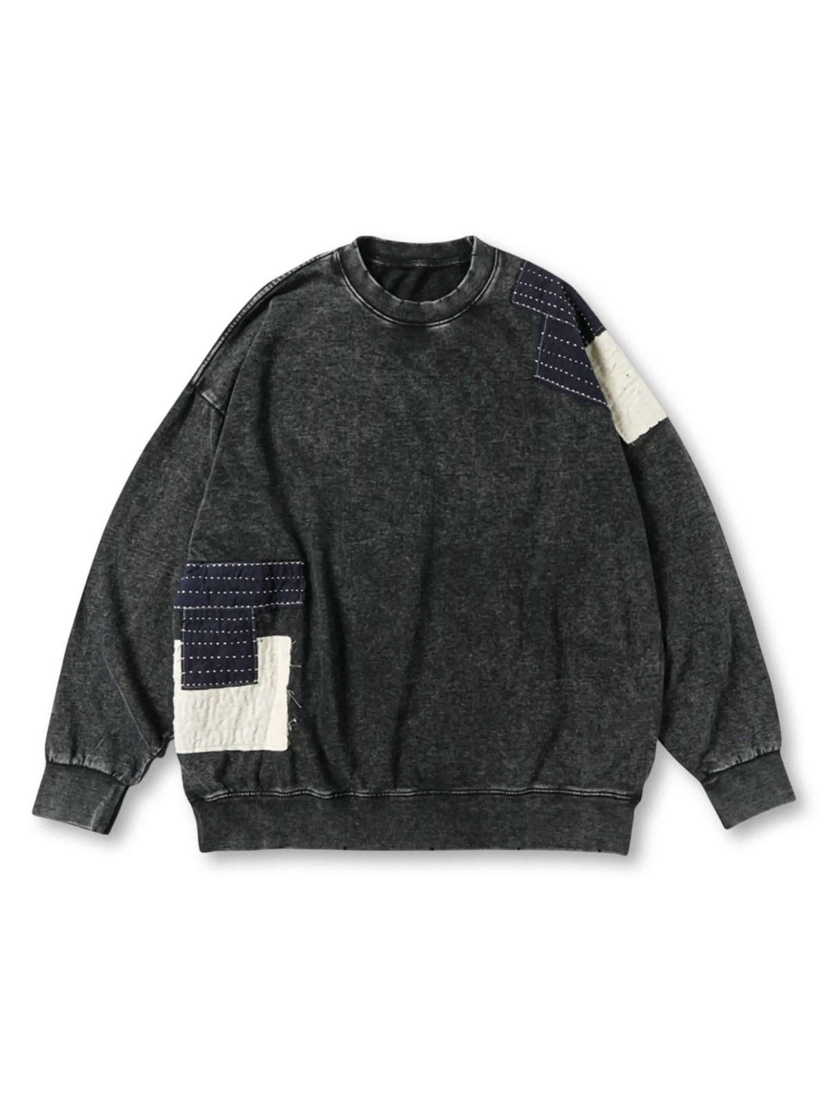 刺し子パッチとキルト調パッチが施されたウォッシュ加工スウェット。ルーズフィットでリラックスした着心地のヴィンテージ風デザイン。