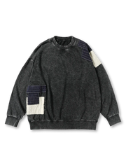 刺し子パッチとキルト調パッチが施されたウォッシュ加工スウェット。ルーズフィットでリラックスした着心地のヴィンテージ風デザイン。