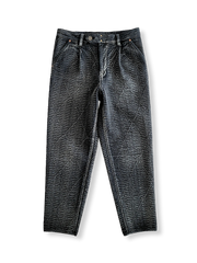 刺し子織り生地に抜染加工を施した色ムラと斜めポケットが特徴のスリムフィットロングパンツの全体像。