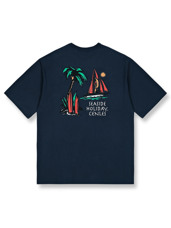 ヤシの木と帆船のリゾートプリントが映えるシーサイドホリデーTシャツ。