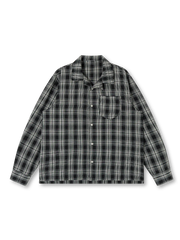 伸縮性のあるサッカー生地とヴィンテージチェックが特徴のキューバカラーシャツ、涼感ある夏仕様