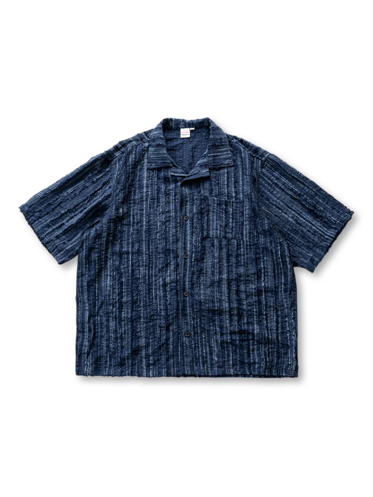 シェアード加工とインディゴ風トーンが特徴のリラックスワイドシャツ