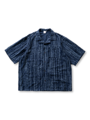 シェアード加工とインディゴ風トーンが特徴のリラックスワイドシャツ