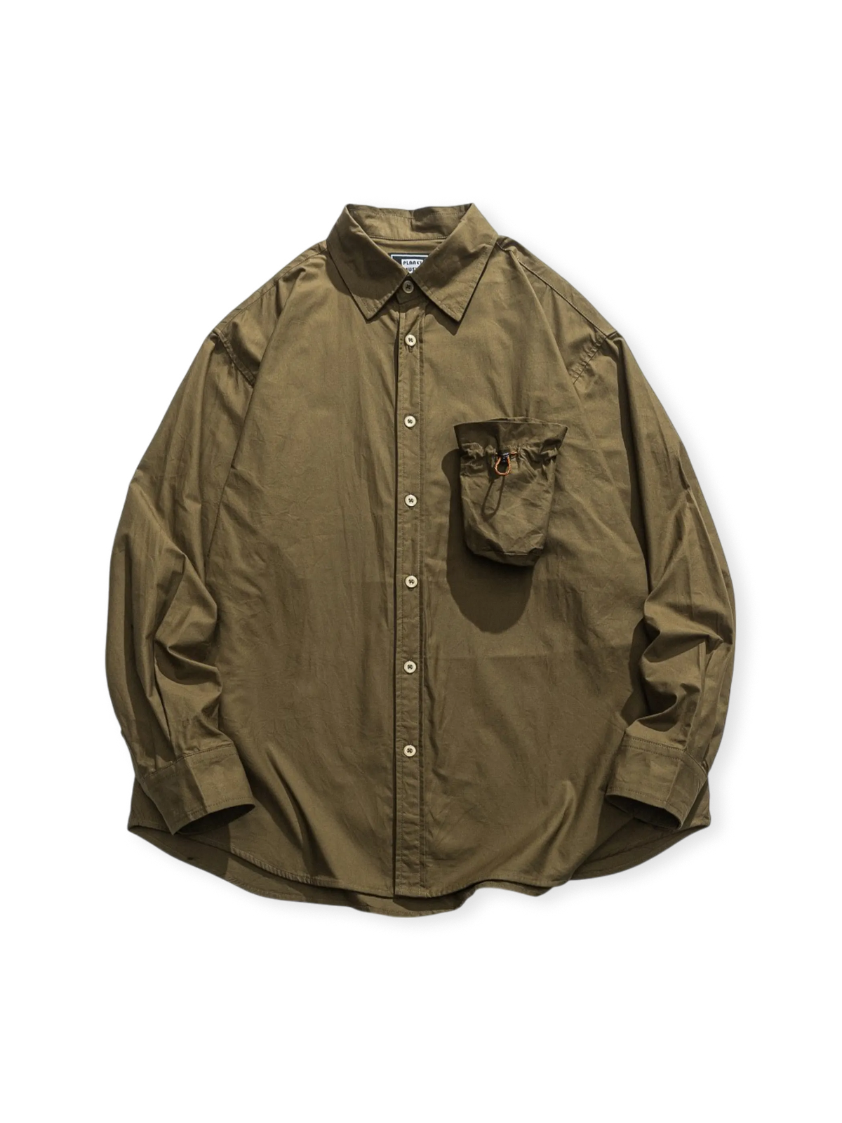 100%コットン使用、収納力ある大きめ胸ポケット付きウォッシュ加工シャツ。ルーズフィットと落肩デザイン。