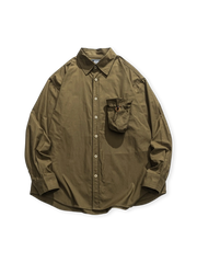 100%コットン使用、収納力ある大きめ胸ポケット付きウォッシュ加工シャツ。ルーズフィットと落肩デザイン。