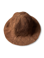 薯莨染めと剣道服刺し子生地を組み合わせ、裏地に花柄型染め生地を配したヴィンテージ風バケットハット。