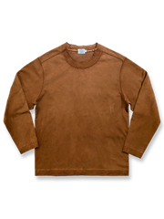 薯莨染めの黄褐色トーンとフリンジを配したワイドスウェット。ネック、袖口、裾のフリンジが特徴のヴィンテージスタイルアイテム。