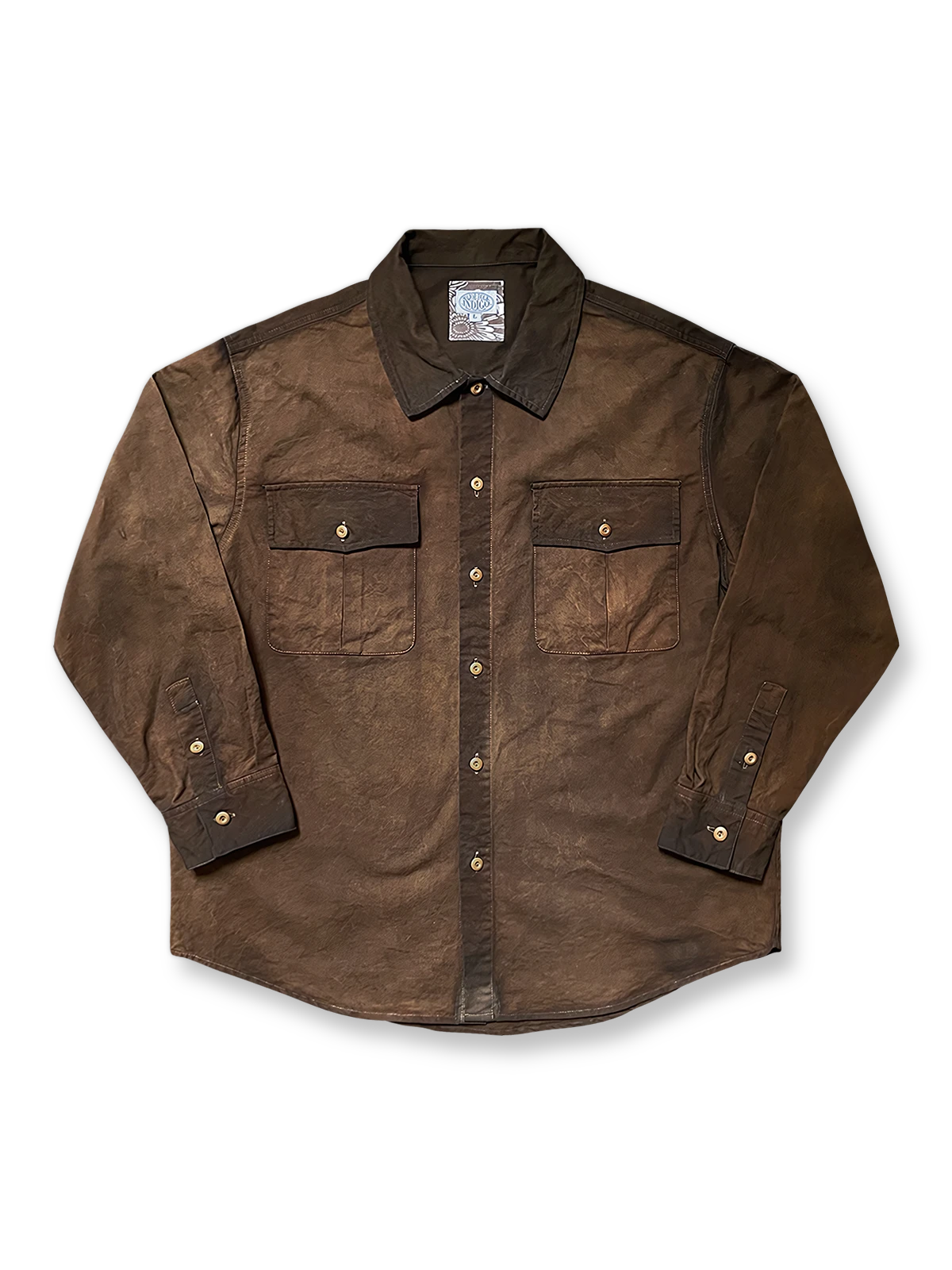 薯莨染めとヴィンテージ加工を施した黄褐色の長袖シャツ。礼竹ボタンと型染めタグがレトロなアクセントを加えるデザイン。