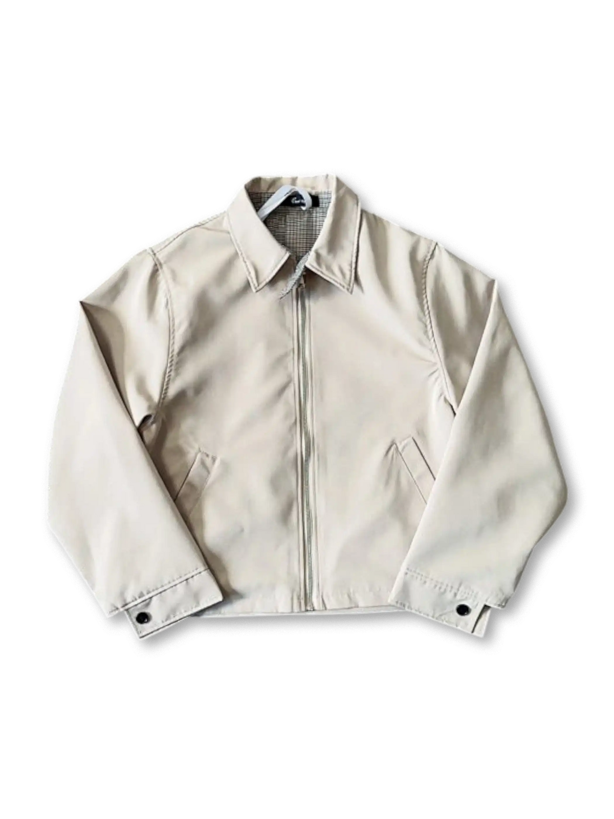 千鳥格子ライニングと調整可能な袖口が特徴の短丈ハリントンジャケット。動きやすく多用途に活躍。