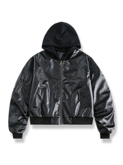 ショート丈でフード付き、リブ裾と装飾ジッパーのディテールが特徴のレザージャケット。