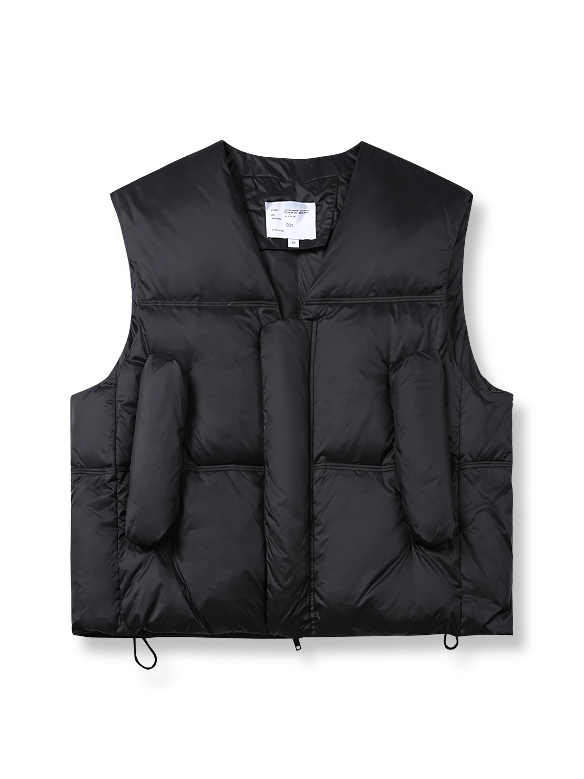 ゆったりシルエットのショート丈Vネック中綿ベスト。大容量ポケットと調節可能な裾付き。