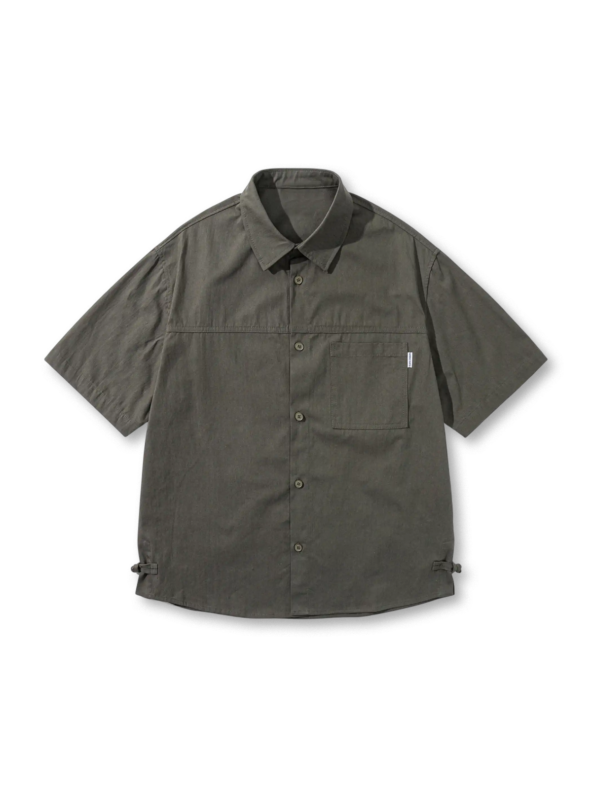 胸ポケットとアジャスター付きの通気性良好なコットンショートスリーブワークシャツ。多用途に活躍。