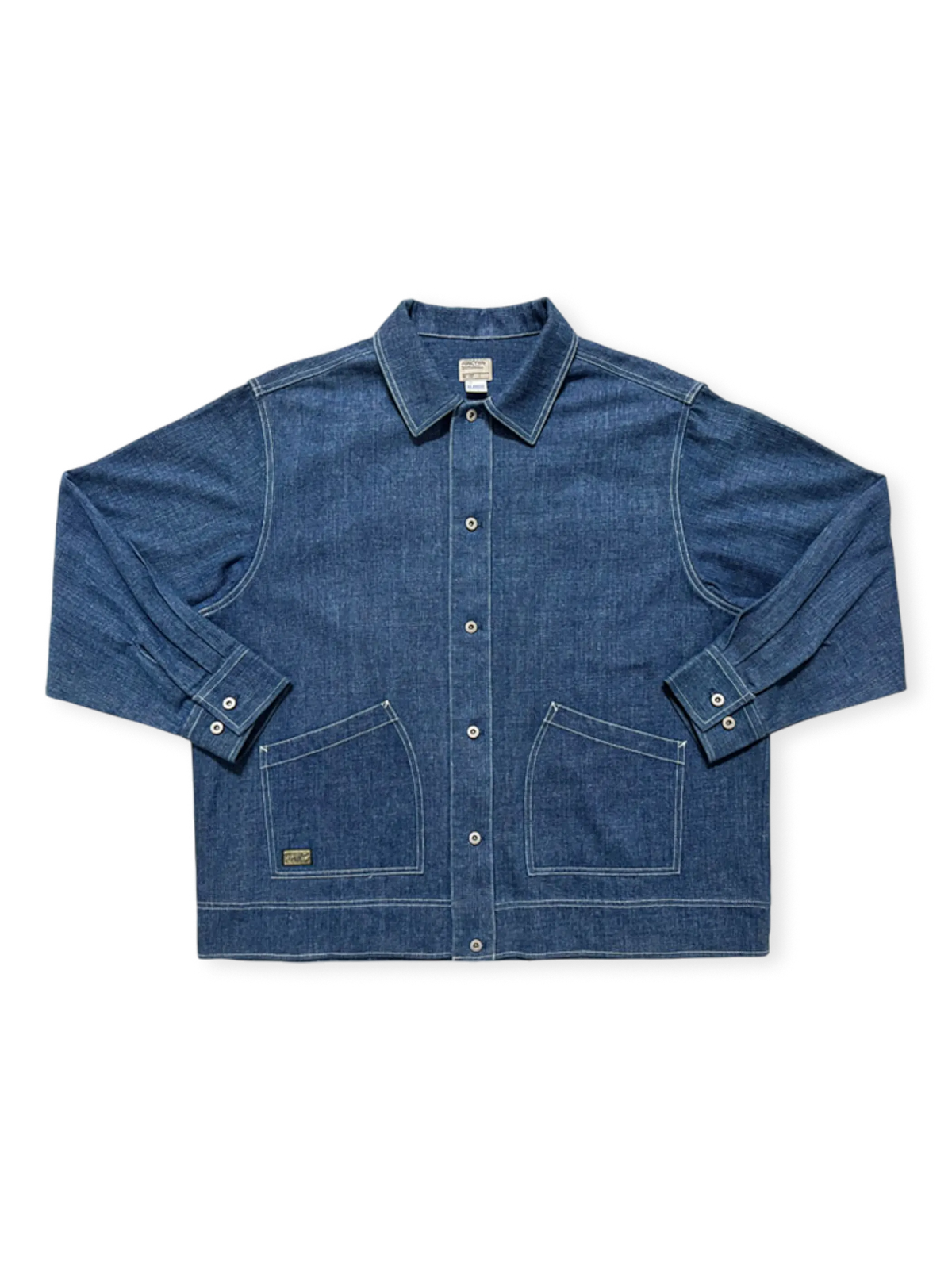 20世紀初頭クラシック工装着想の短丈ワイドカットデニムシャツジャケット。YKKボタンと扇形ポケット付き。