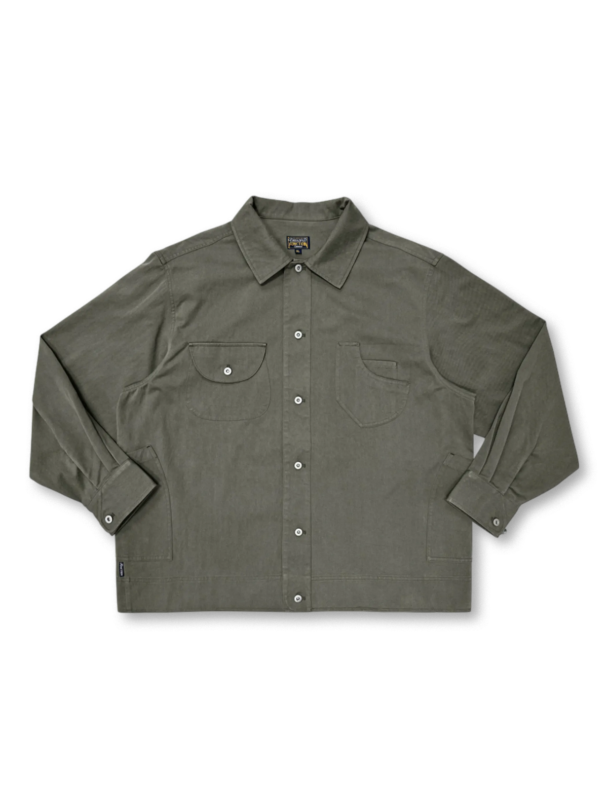 個性的なポケットと丸角ディテールが特徴の短丈ワイドハンティングジャケット。ヴィンテージ感と機能性を兼備。