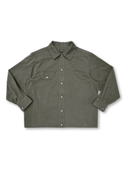 個性的なポケットと丸角ディテールが特徴の短丈ワイドハンティングジャケット。ヴィンテージ感と機能性を兼備。