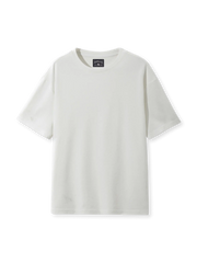 シルクブレンドベーシッククルーTの全身ビュー、自然な艶のある生地感を強調。