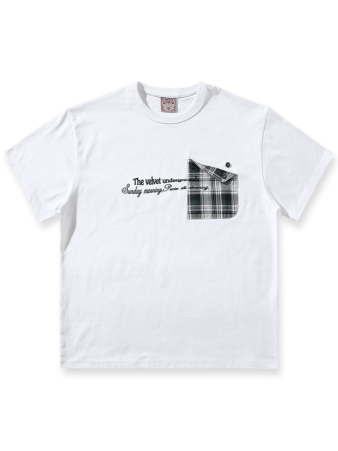 グリッドニットポケットとシルクスクリーンプリントが特徴のダブルヤーンコットンTシャツ