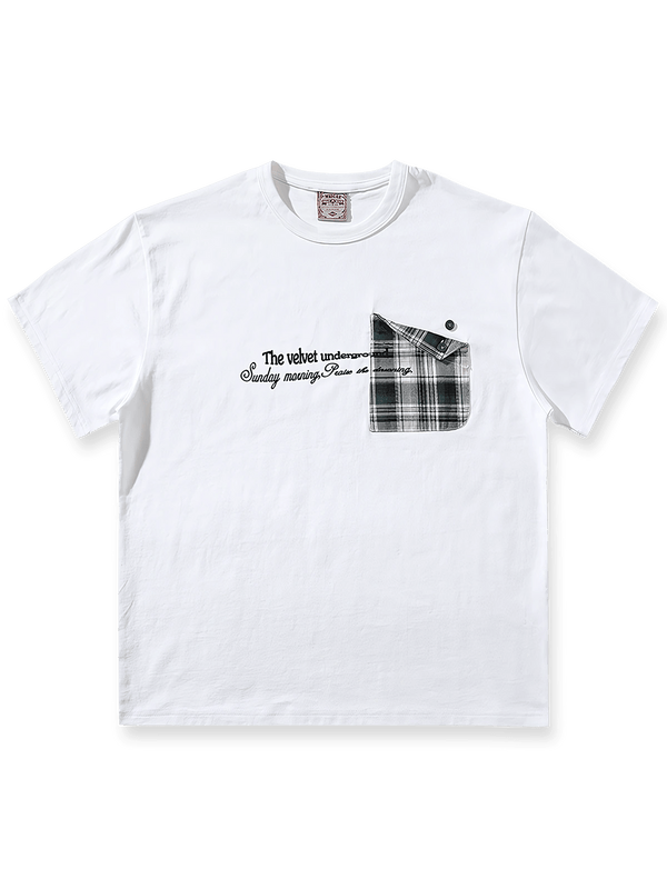 グリッドニットポケットとシルクスクリーンプリントが特徴のダブルヤーンコットンTシャツ