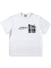 グリッドニットポケットとシルクスクリーンプリントが特徴のダブルヤーンコットンTシャツ