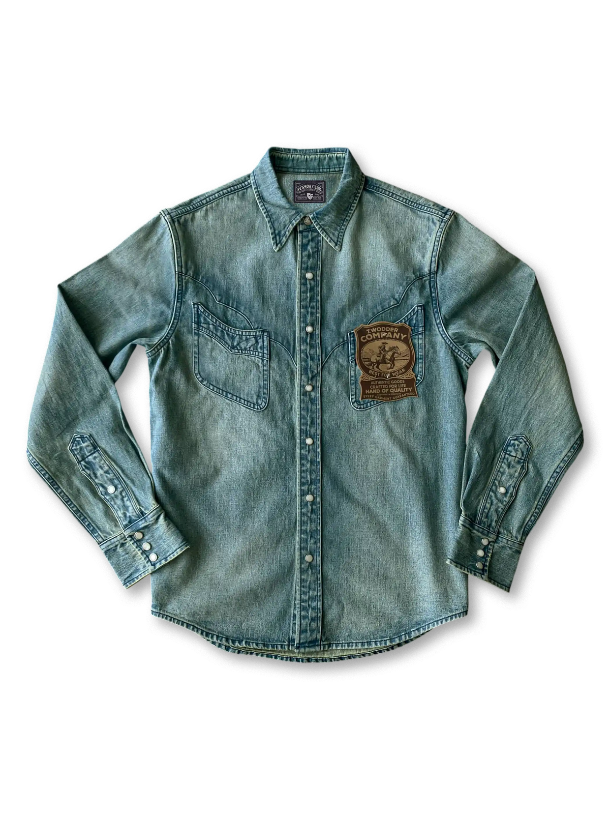 セルビッジデニム素材にシルバースナップボタンを配したヴィンテージ風ウエスタンシャツ