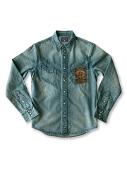 セルビッジデニム素材にシルバースナップボタンを配したヴィンテージ風ウエスタンシャツ