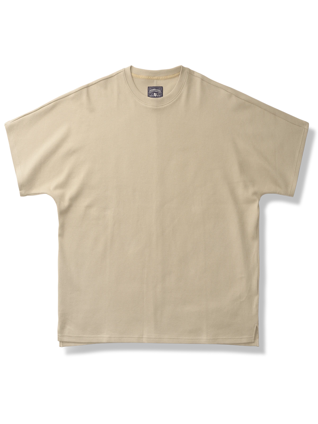 カーキ色のドロップショルダーTシャツ。