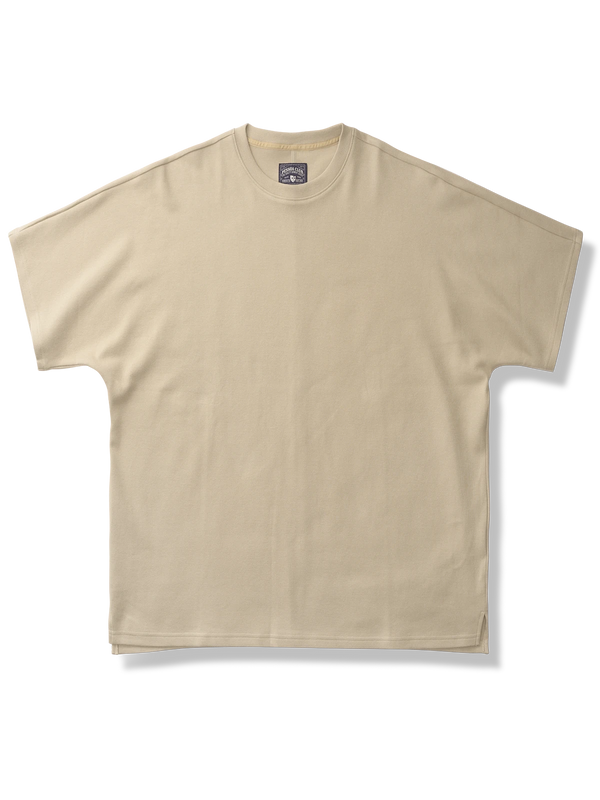 カーキ色のドロップショルダーTシャツ。