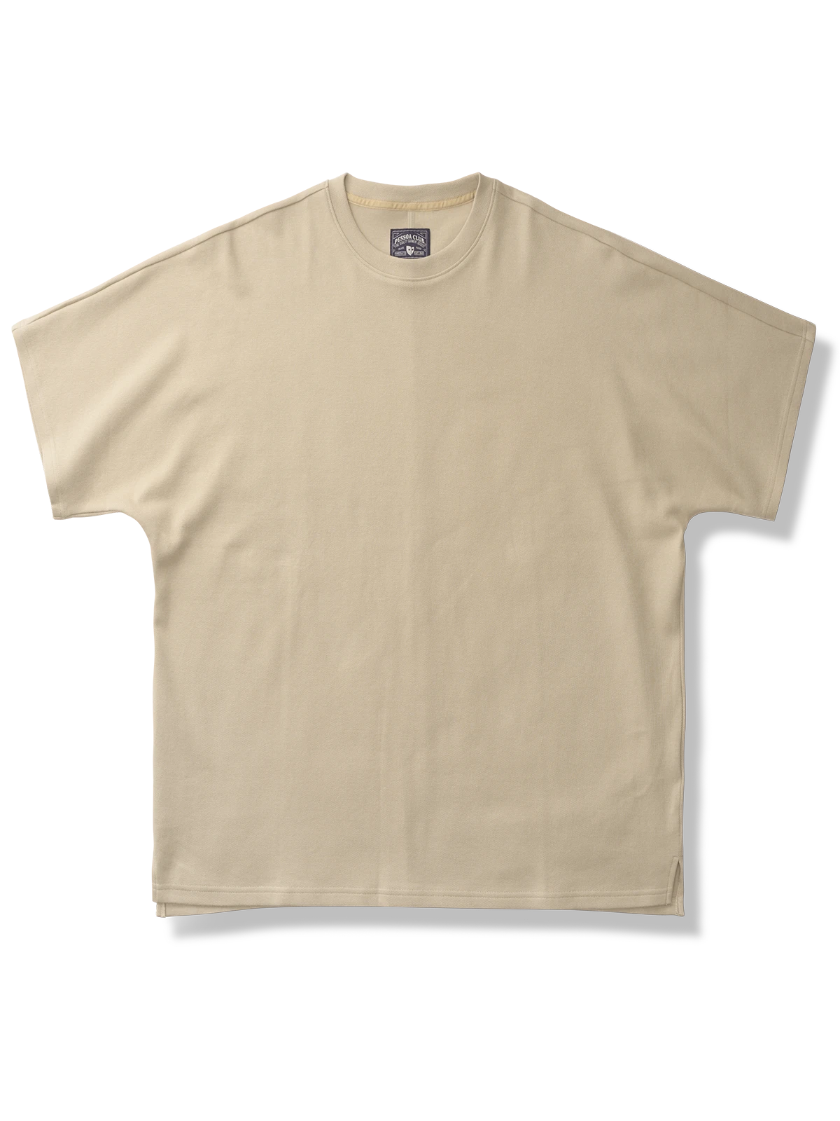 カーキ色のドロップショルダーTシャツ。