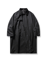 片側プリーツが映えるテーラードカラーのミドル丈コート