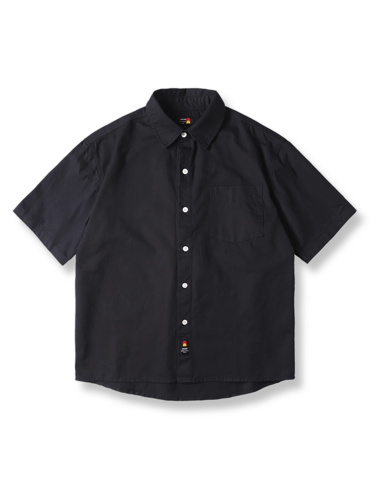 シンプルなシングルポケットを備えた純綿リラックスフィット半袖シャツ