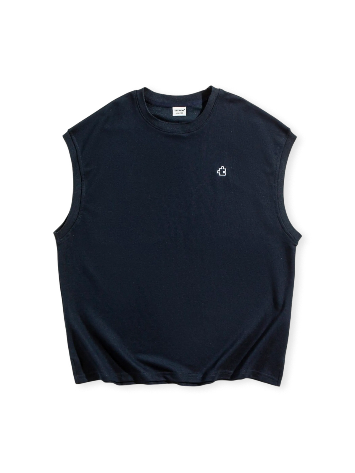 パズル風刺繍が胸元に施されたノースリーブラウンドネックTシャツ。柔らかく通気性の良い混紡素材を使用。