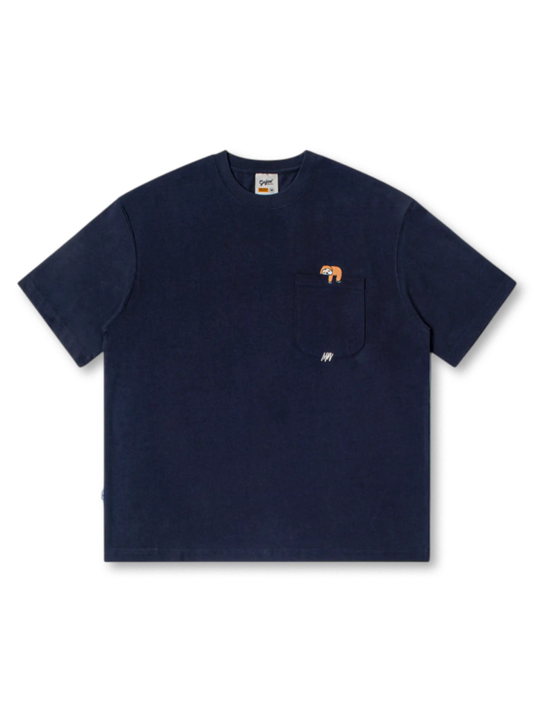 ポケットにたたずむナマケモノ刺繍Tシャツ-PESSOA CLUB