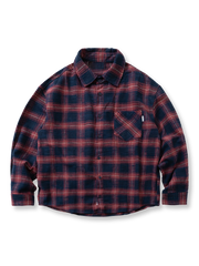 竹節編みコットン素材のチェック柄シャツ。レトロな落ち感と視覚的アクセントの斜めポケットが特徴。